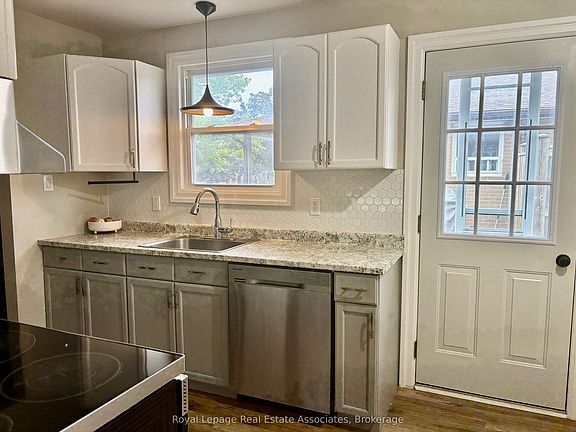 4th image of 229 Simon St