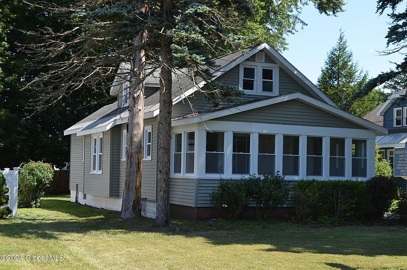 3rd image of 528 CHARLES Street