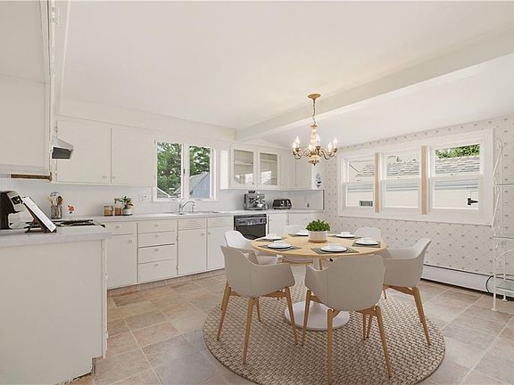5th image of 9 Leslie Ave