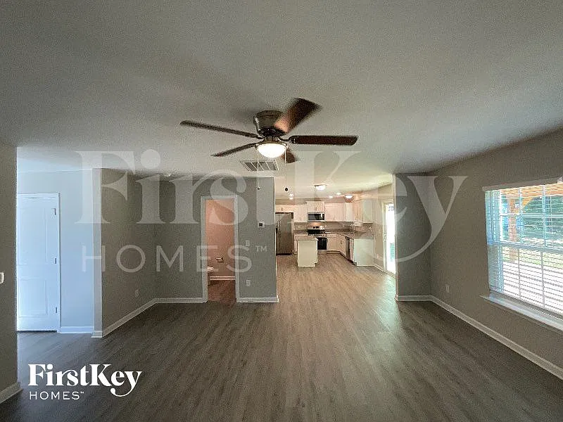 4 bed, 2.5 bath, 2636 sqft, $2,200 — Photo 4