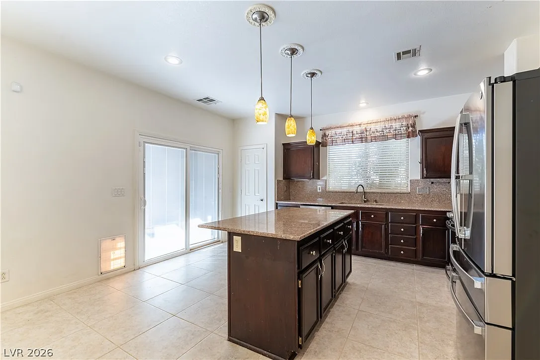 4 bed, 2.5 bath, 2561 sqft, $2,395 — Photo 4
