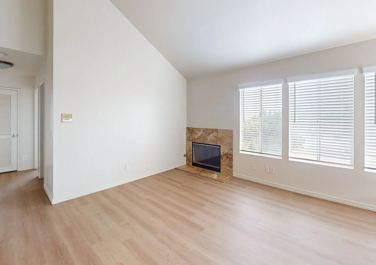 3 Bed Condo | End Unit | Gated community — Photo 1