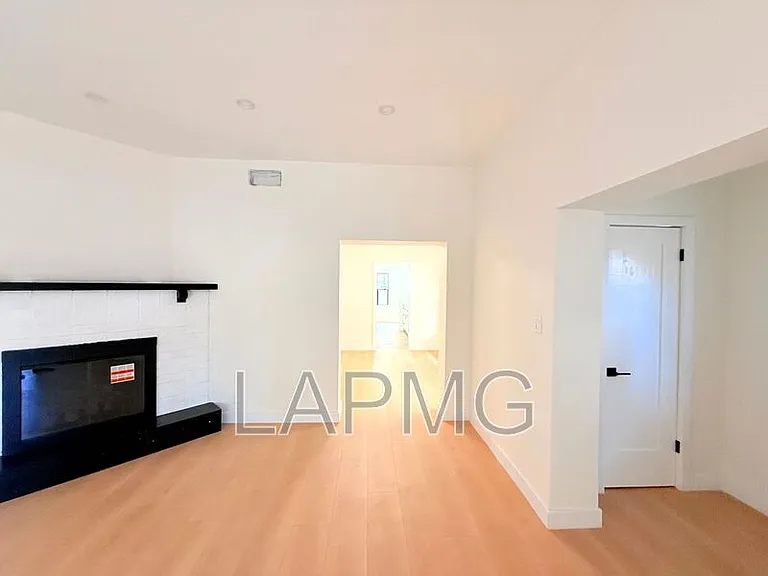 6130 Whitsett Ave #6132 — Photo 5