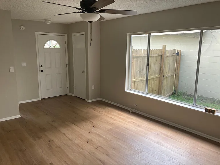 1433 Marigold Dr — Photo 3