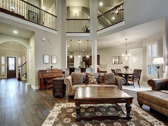 5th image of 279 Margaret Cir