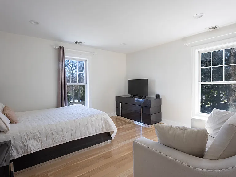 16 Hollyoak Ave — Photo 17