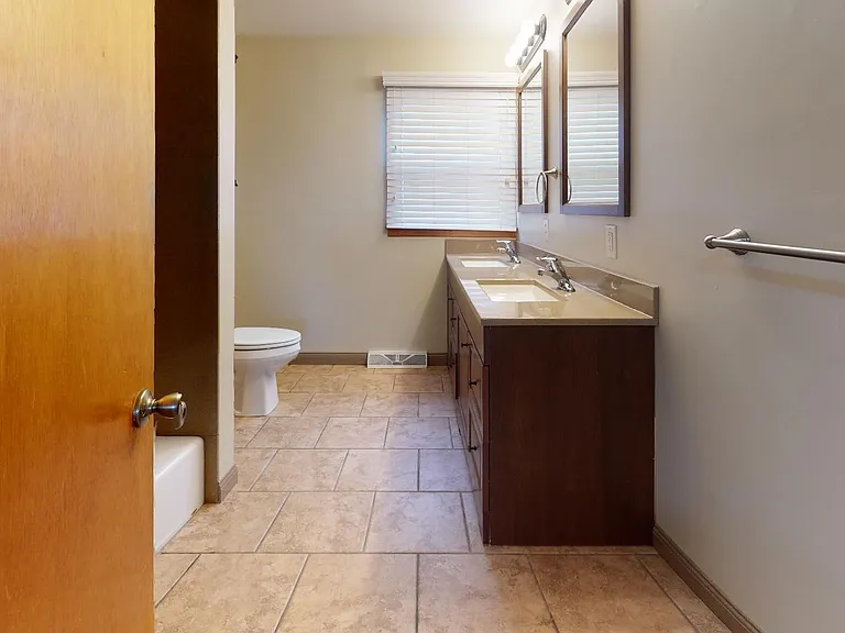 2409 Jackson St — Photo 9