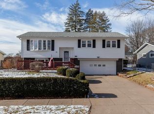 2530 Avalon Dr, Bettendorf, IA