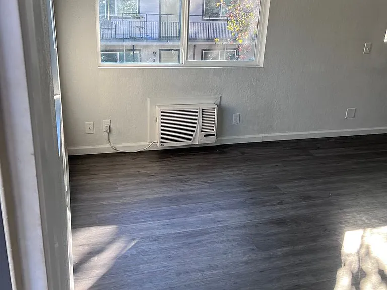 2705 Akard Ave — Photo 4
