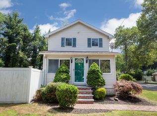 456 Half Hollow Rd, Dix Hills, NY 11746
