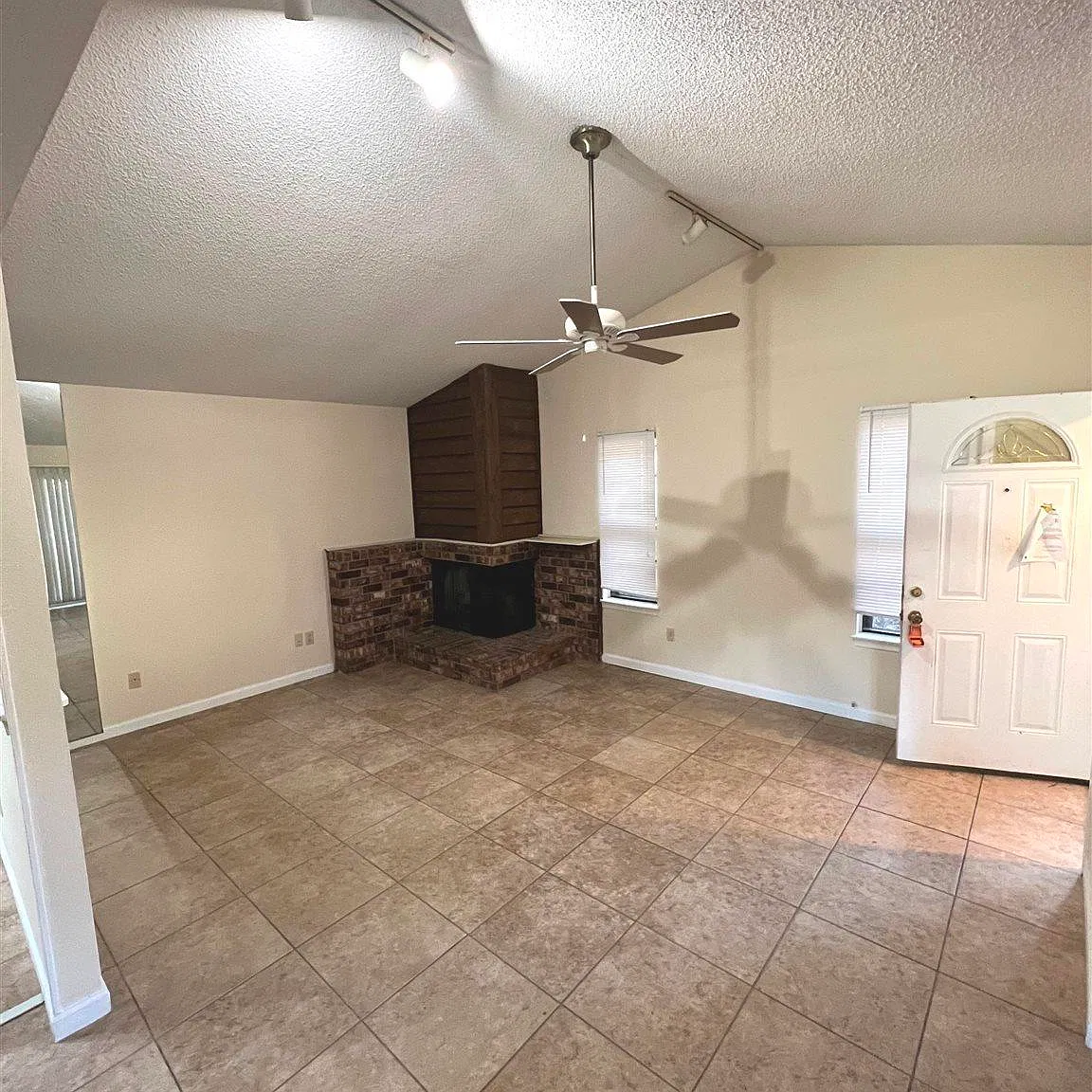 3 bed, 2.0 bath, 1200 sqft, $1,695 — Photo 3