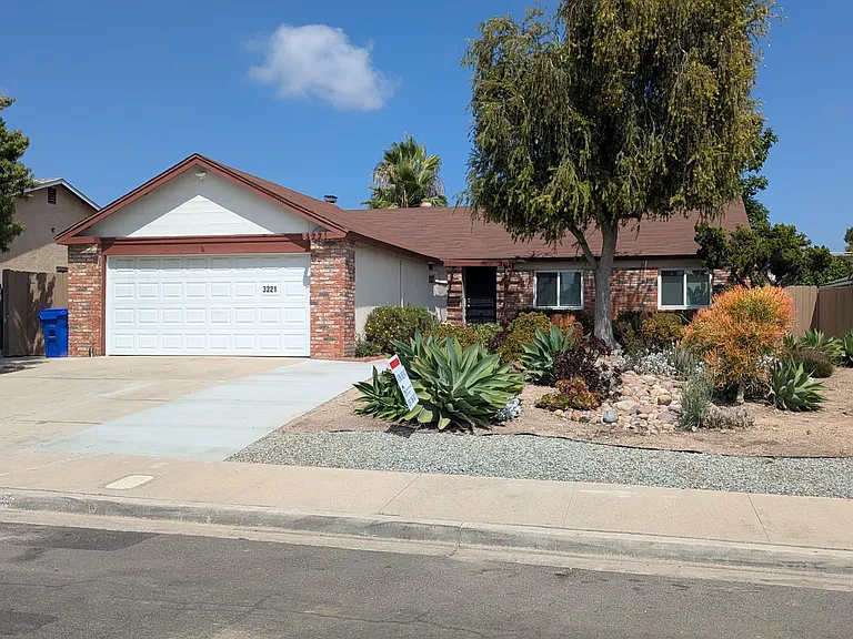3221 Lemon Ln — Photo 1