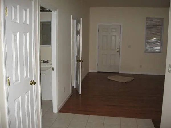 985 N Broadway #6 — Photo 3