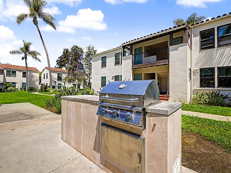 Las Palmas Apartments — Photo 21