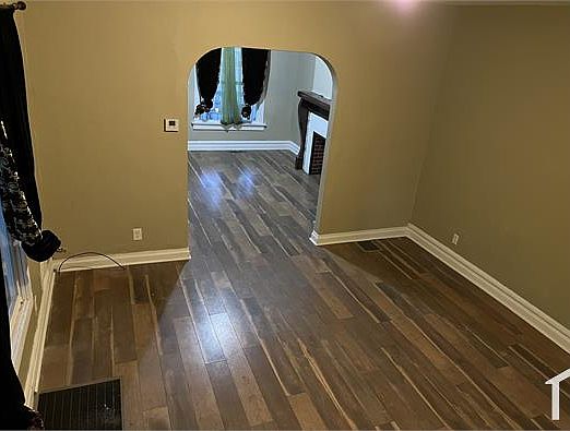 4th image of 1077 Saint Clair Ave #1077
