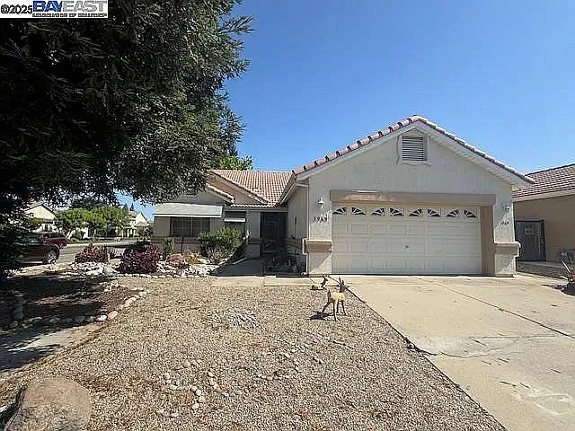 1969 Jamestown Dr — Photo 2