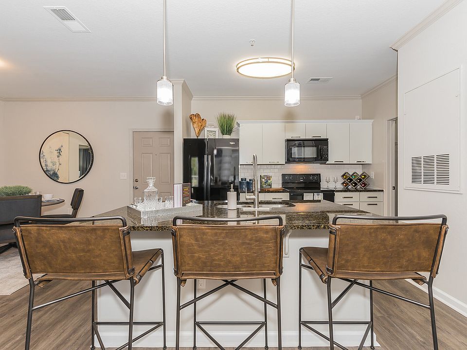Beautiful Kitchen with island, white shaker cabinets, pendant lighting