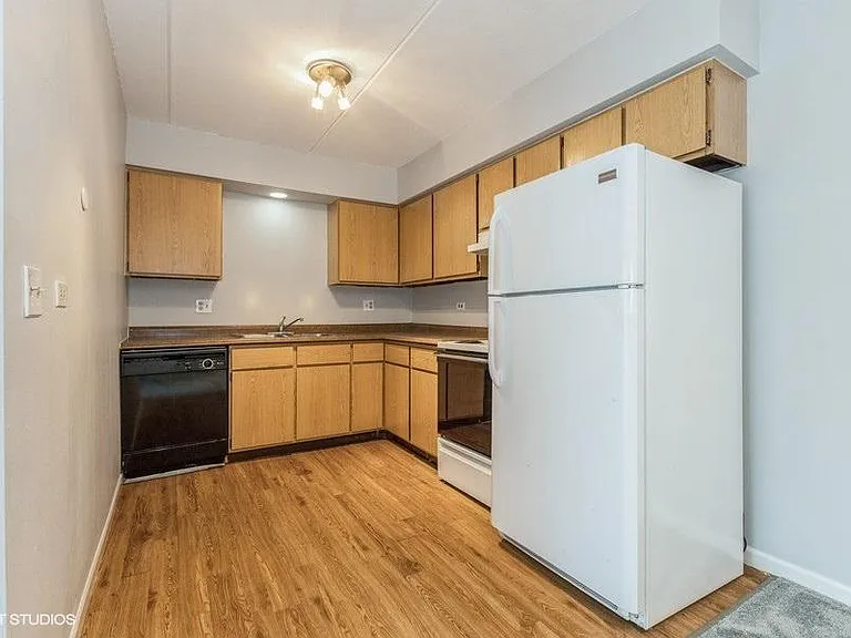 130 Burlington Ave — Photo 6
