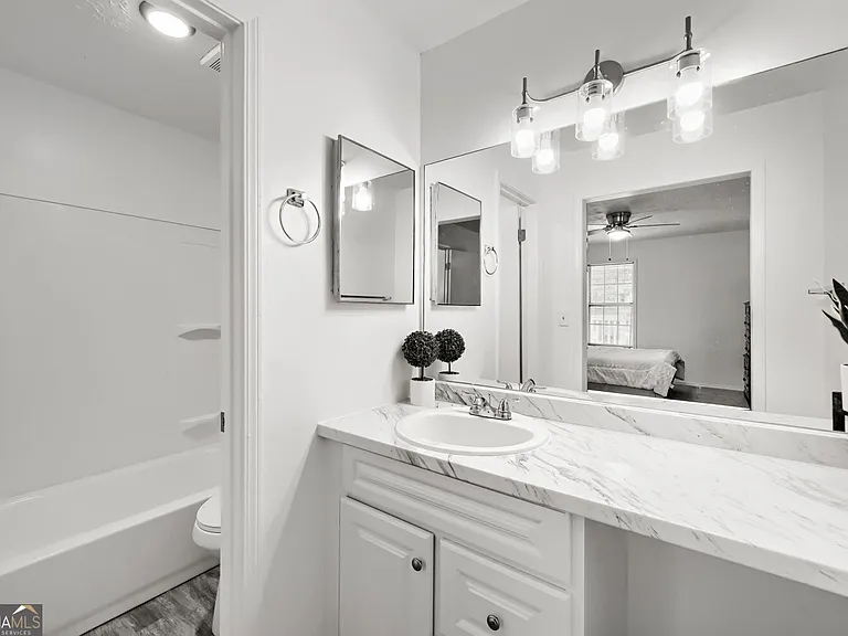 905 Augusta Dr SE — Photo 13