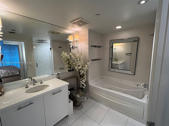 2nd image of 500 Brickell Ave APT 2206