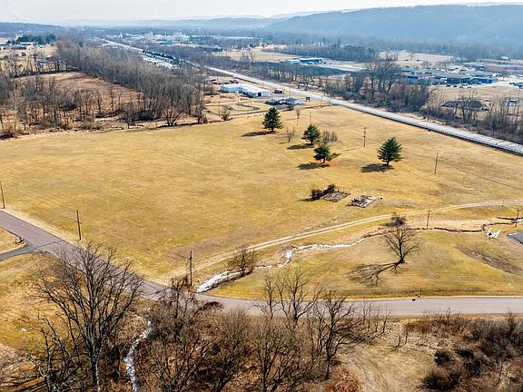 3rd image of 4012 Wolf Hollow Rd