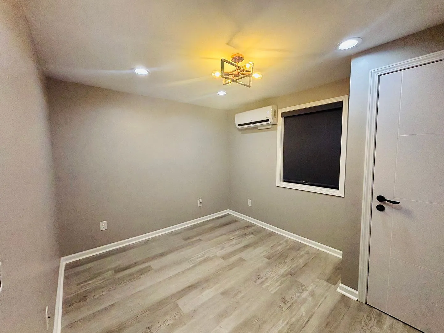 1 Bedroom 1 Bath Apartment *Newly Renovated Summer 2023* — Photo 2