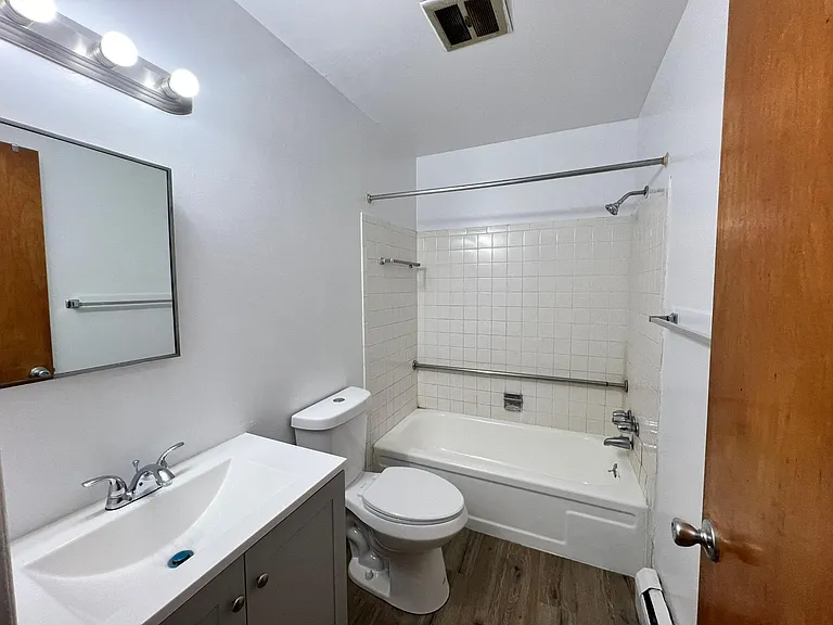 Dolson Arms Apartments — Photo 41