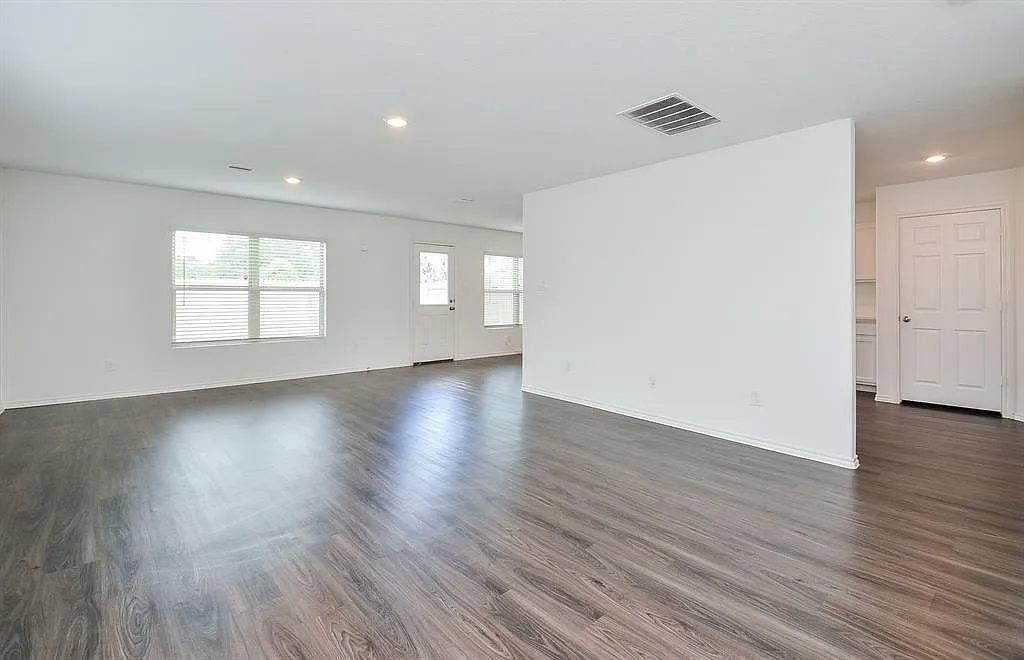 4 bed, 2.5 bath, 2258 sqft, $2,200 — Photo 4