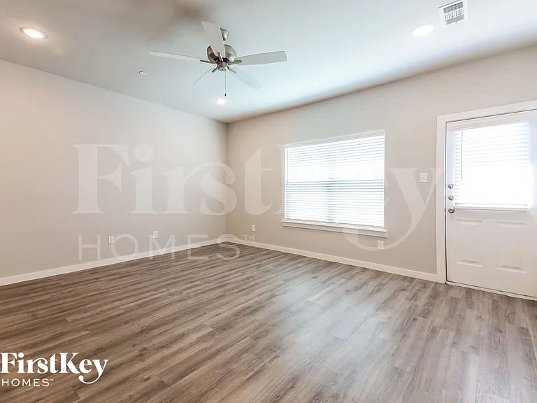 310 Niki Dr — Photo 3