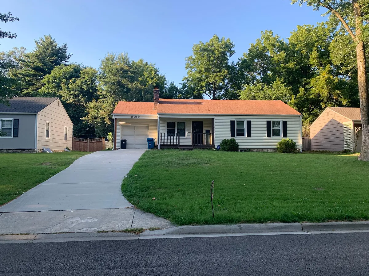 Updated Prairie Village house with Finished basement! - 5212 W 71st St
