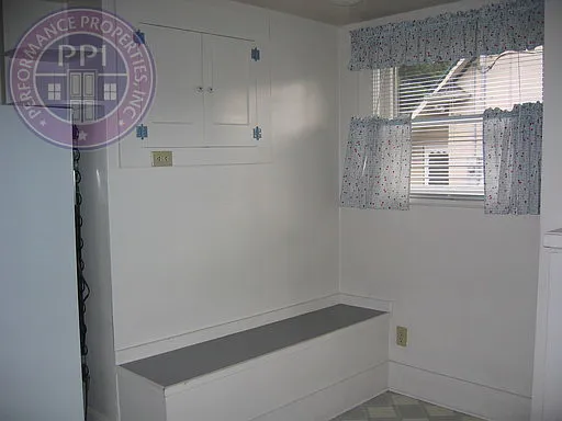 Lovely Beaumont Bungalow With Large Fenced Backyard!! — Photo 4