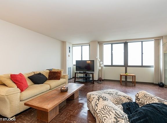 3rd image of 4850 S Lake Park Ave APT 2211