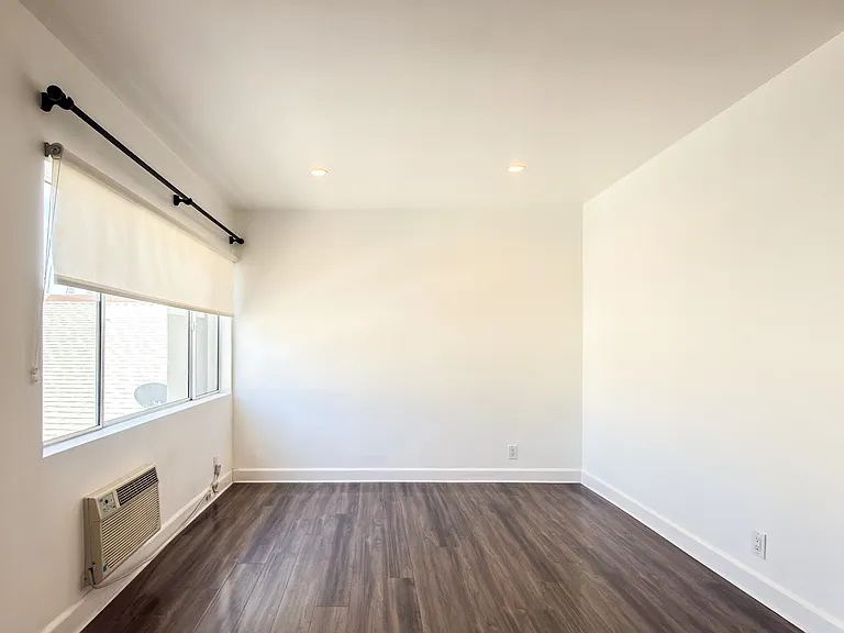 319 N Heliotrope Dr — Photo 5