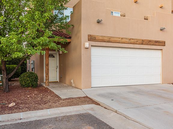 3rd image of 1933 Hollyhock Cir