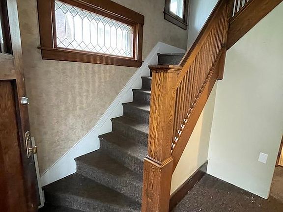3rd image of 284 Linden Ave