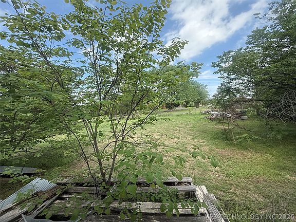 4th image of 602 Cemetery Rd