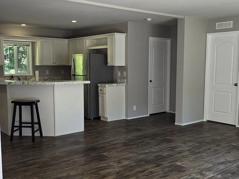 1270 E Lakeshore Dr W — Photo 5