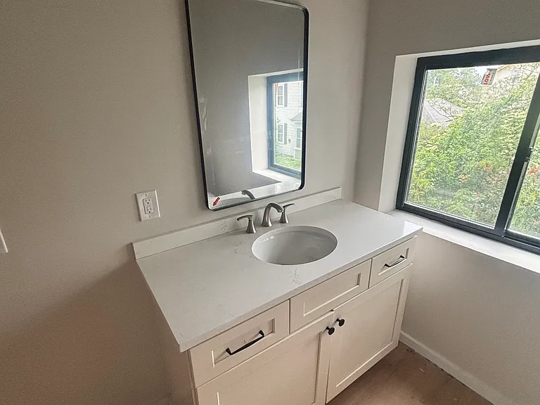 1568 Lonsdale Ave #3 — Photo 3