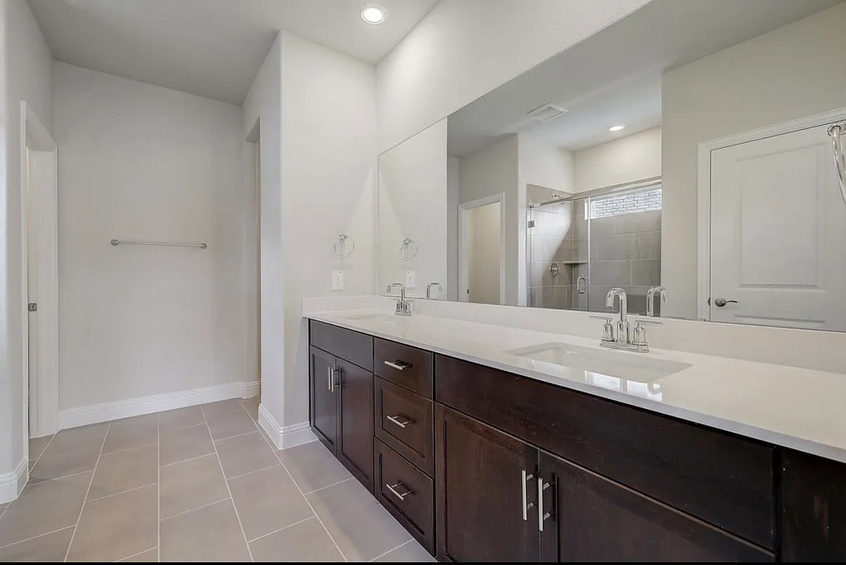 5 bed, 3060 sqft, $3,100 — Photo 4
