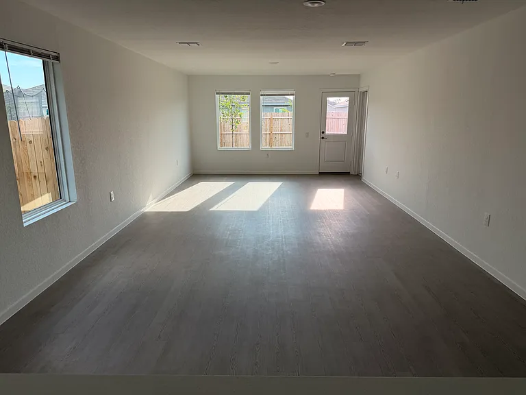 10807 Bernal Cv — Photo 6