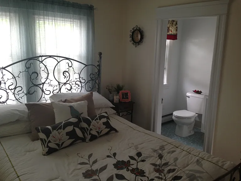 bedroom access to en suite bathroom.