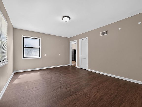 5th image of 1572 White St