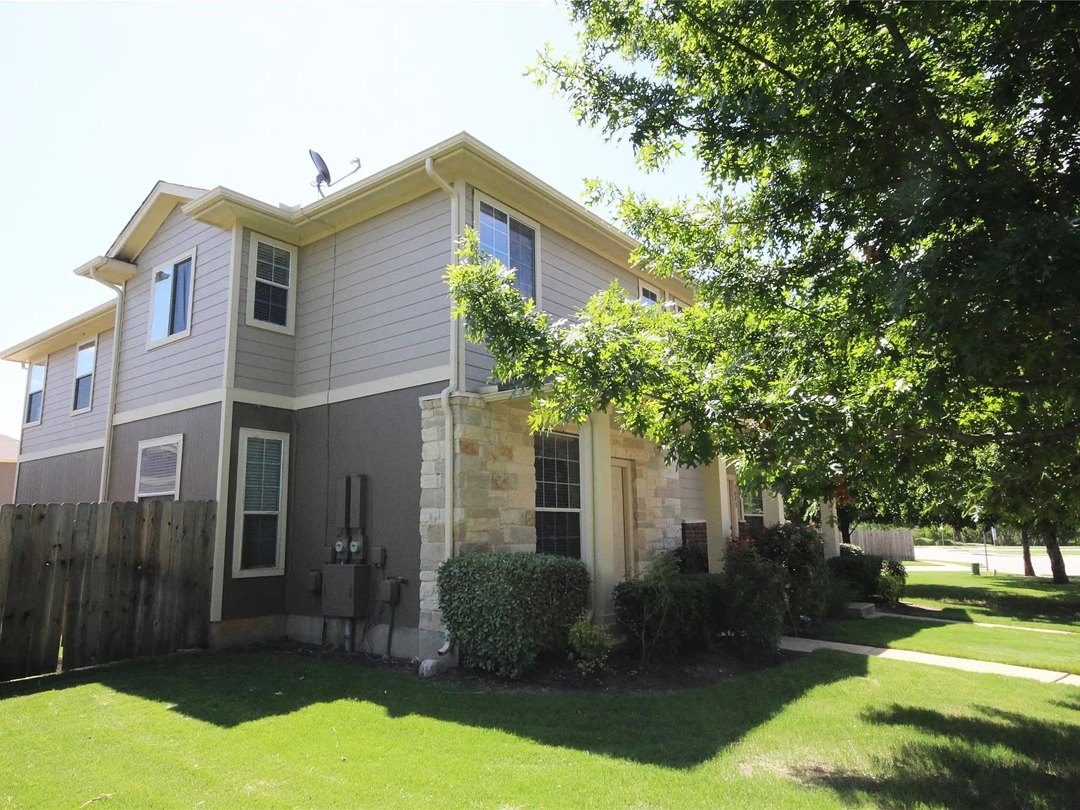 3 bed, 2.5 bath, 1476 sqft, $1,795 — Photo 3