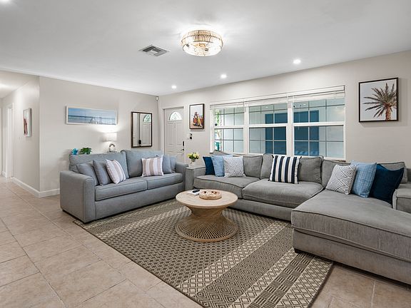 3rd image of 900 Coconut Cir W #1