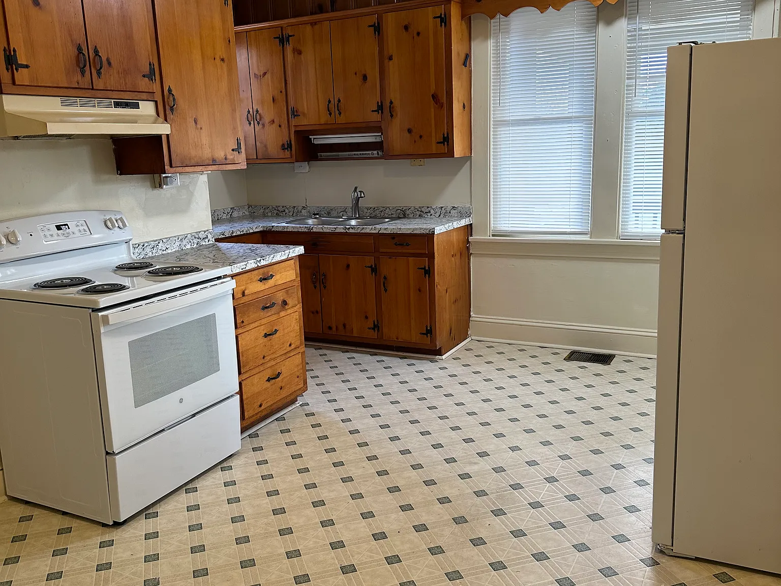 4 bed, 1913 sqft, $1,700 — Photo 3