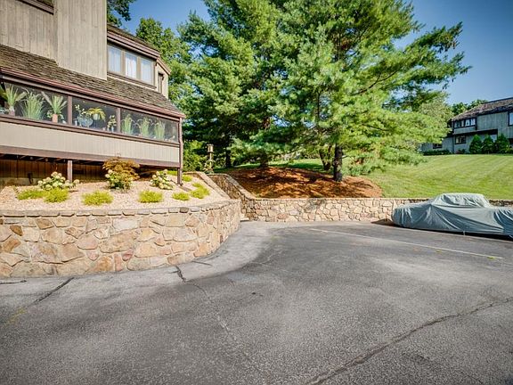 2nd image of 18 Crown Cir #18