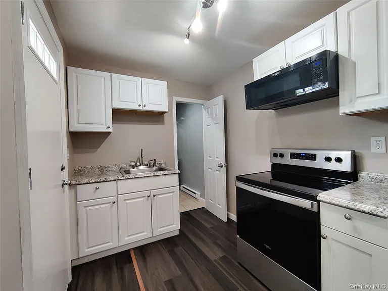 917-921 Violet Ave #B — Photo 4