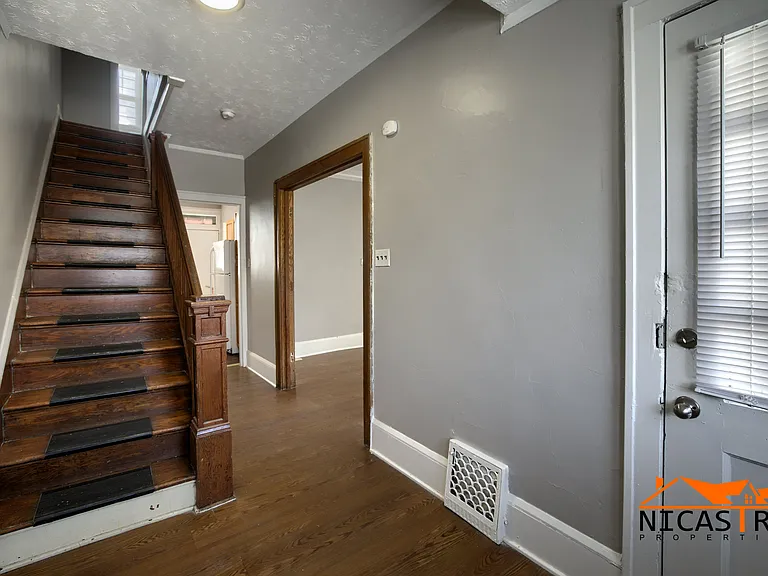 2072 Indianola Ave — Photo 5