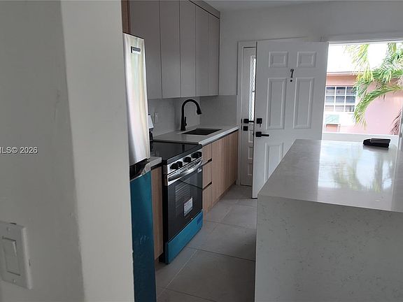 4th image of 550 SW 10th St APT 7