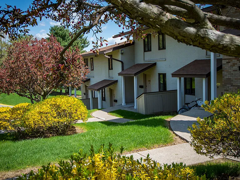 Carriage Park Apartments Landscaped Property 27